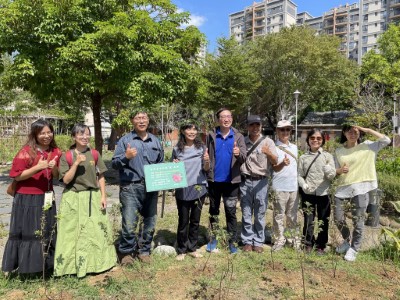 臺灣原生杜鵑綻風城  長官來賓種植金毛杜鵑合影(林業保育署新竹分署提供)